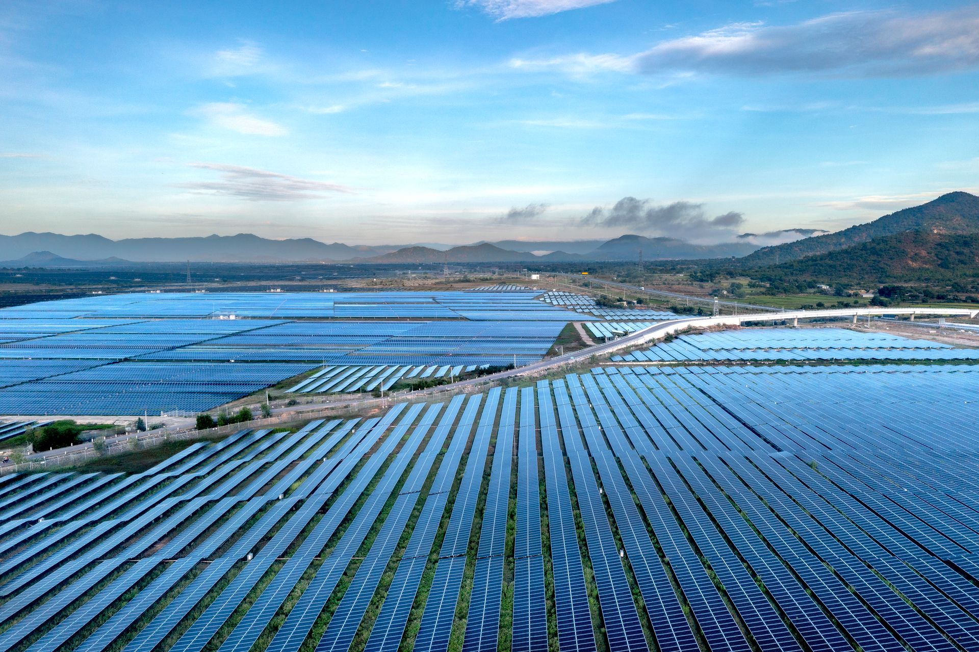 Trang trại năng lượng mặt trời Việt Nam lúc bình minh