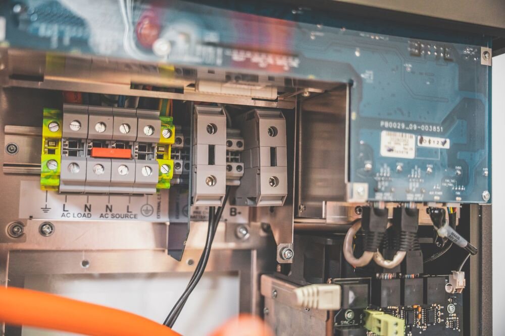 Bộ inverter chuyển đổi điện năng lượng mặt trời